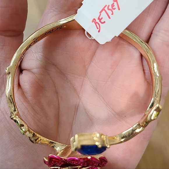 BETSEY JOHNSON ROSE FLOWER HINGED BANGLE CUFF BRACELET gold tone hinged bangle - Picture 4 of 12